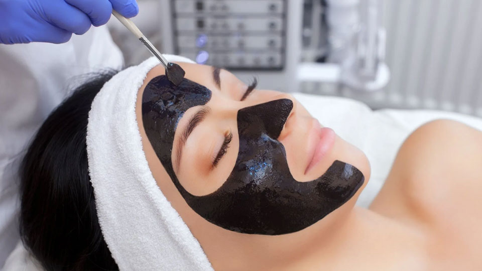 Get the best Black Peel treatment in Chembur, Ghatkopar, Mumbai, led by Dr. Sweta Sinha at Alana Skin Hair & Laser Clinic for radiant, rejuvenated skin.